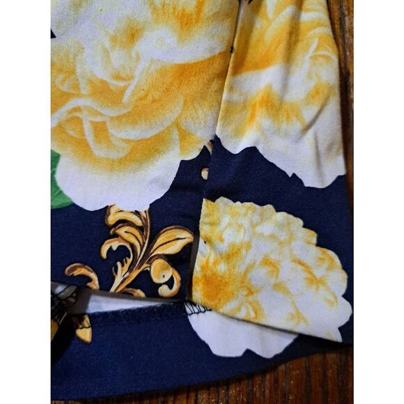 Size 8 7th Avenue Suiting Collection New York Co Blue Yellow White Floral Capris - Picture 3 of 4
